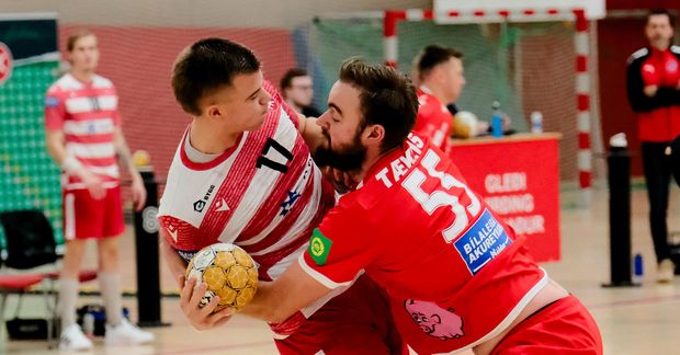 Kristófer Ísak Bárðarson og Þráinn Orri Jónsson takast á í fyrri leik liðanna í haust.