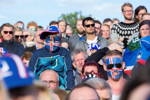 Í lok 2. ársfjórðungs 2016 bjuggu 336.060 manns á Íslandi, 169.540 karlar og 166.520 konur.