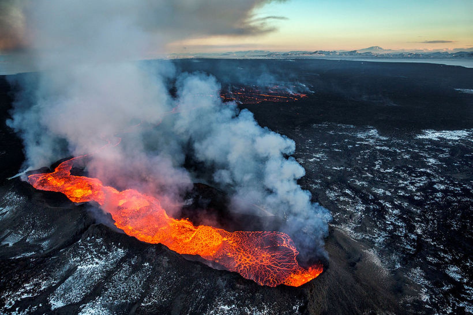 Eldgosið í Holuhrauni stóð lengi og glóandi elfurin flæmdist um …