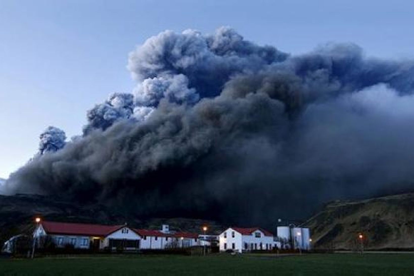 Gosmökkurinn yfir Þorvaldseyri í gærkvöldi.