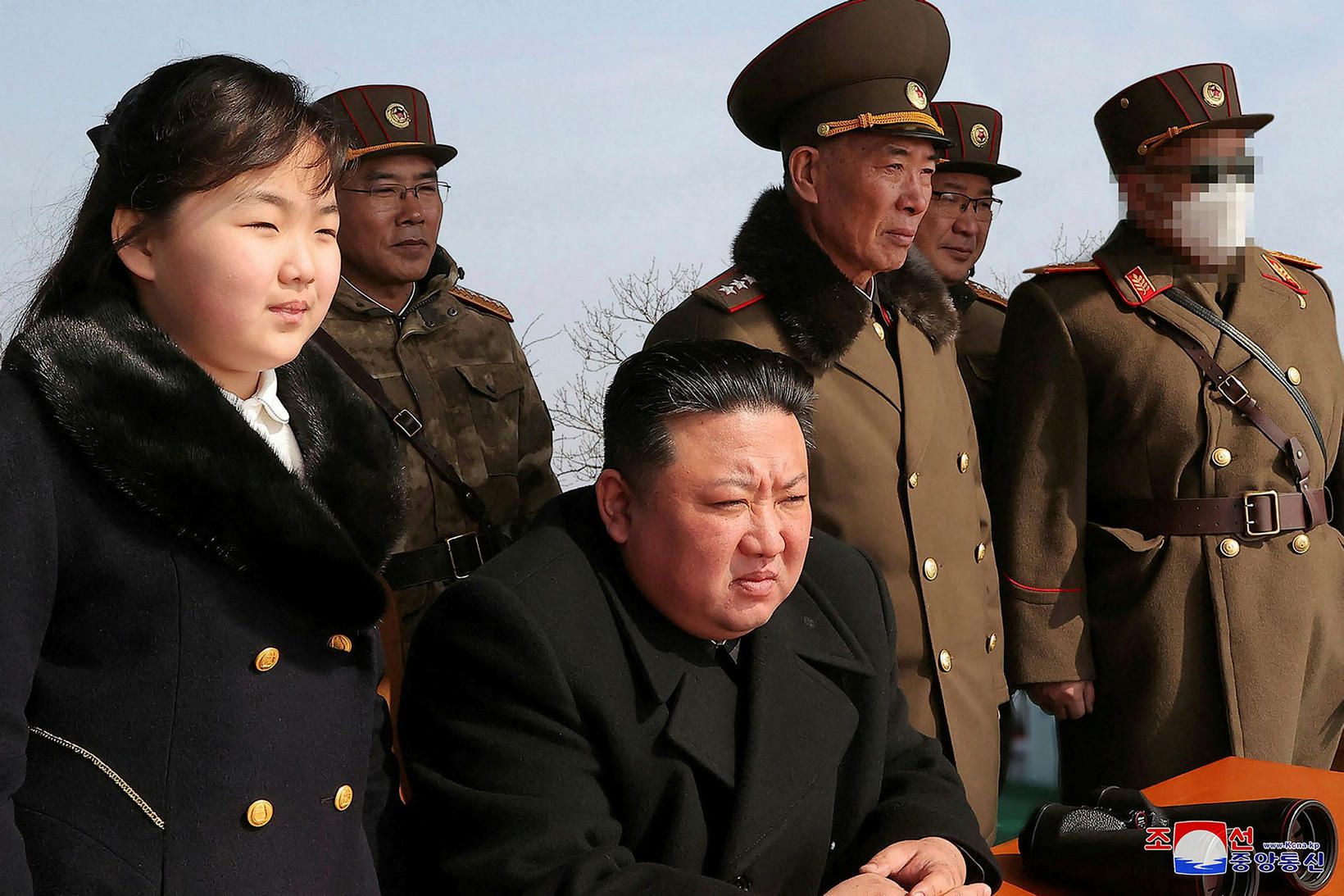 Leiðtogi Norður-Kóreu Kim Jong Un er verið var að prufa …