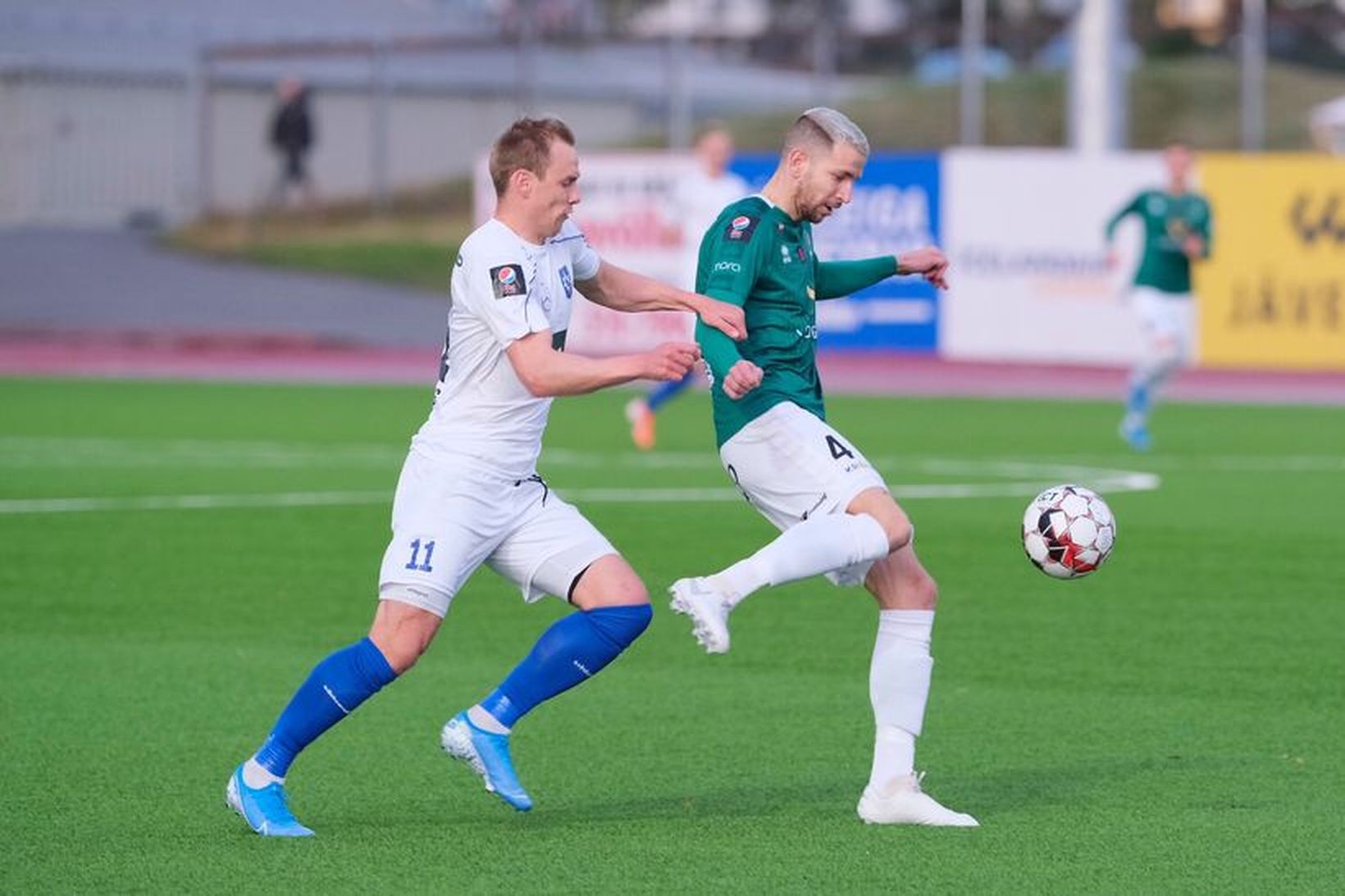 Þorsteinn Már Ragnarsson úr Stjörnunni sækir að Damir Muminovic úr …
