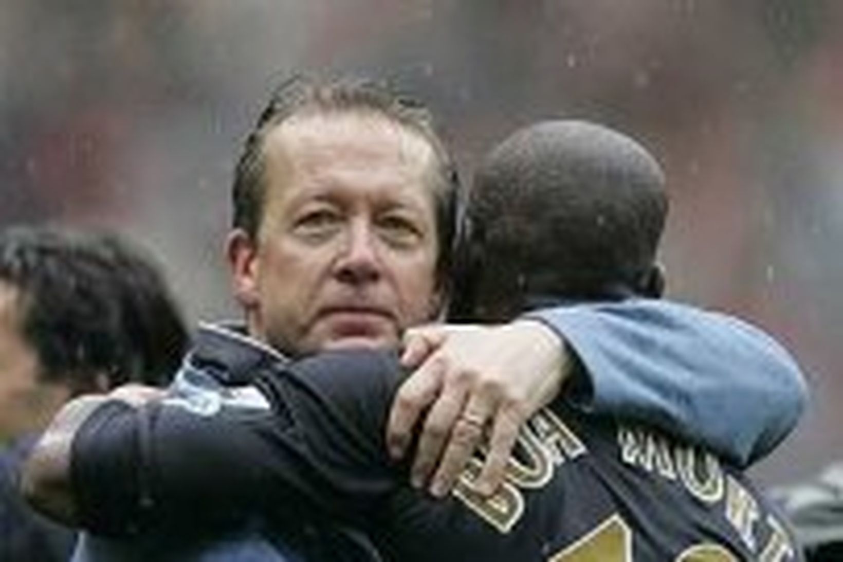 Alan Curbishley fagnar sigrinum í dag með Luis Boa Morte.