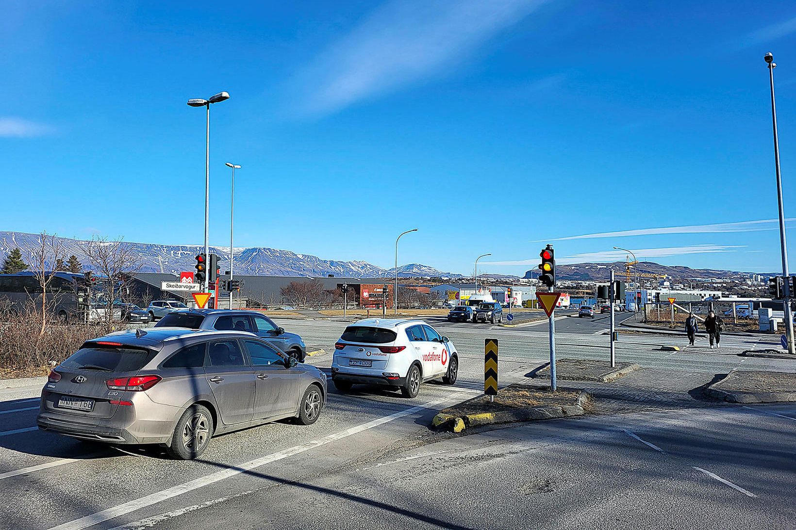 Um Sæbraut/Skeiðarvog/Kleppsmýrarveg er þung umferð alla daga.