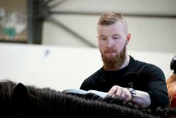 Sigurgeir Jóhannsson járningarmaður stendur vaktina í fótaskoðun, með örmerkjaskannann að vopni.
