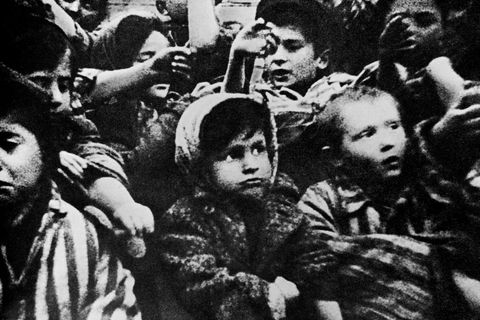 Skjáskot úr sovésku kvikmyndinni Auschwitz, sem gefin var út árið 1945. Hér sjást börn sem …