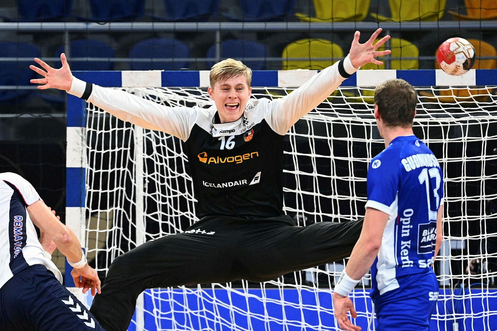Viktor með eina af markvörslum umferðarinnar (myndskeið)