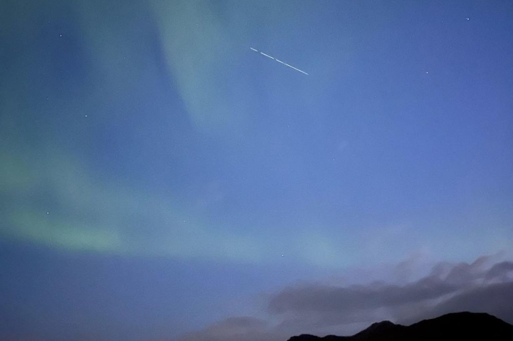 Gervihnattaþyrpingin er sögð líkjast lest þegar hún svífur yfir himininn.
