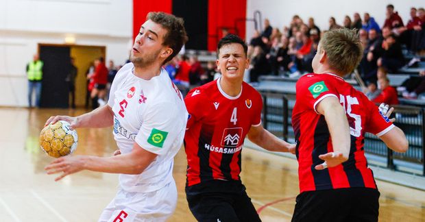 Valsmaðurinn Viktor Sigurðsson fram hjá Víkingunum Stefáni Scheving Guðmundssyni og Halldóri Inga Jónassyni í Safamýri …