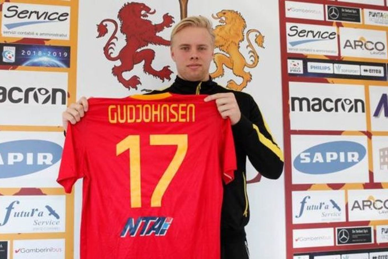 Sveinn Aron með treyju Ravenna.
