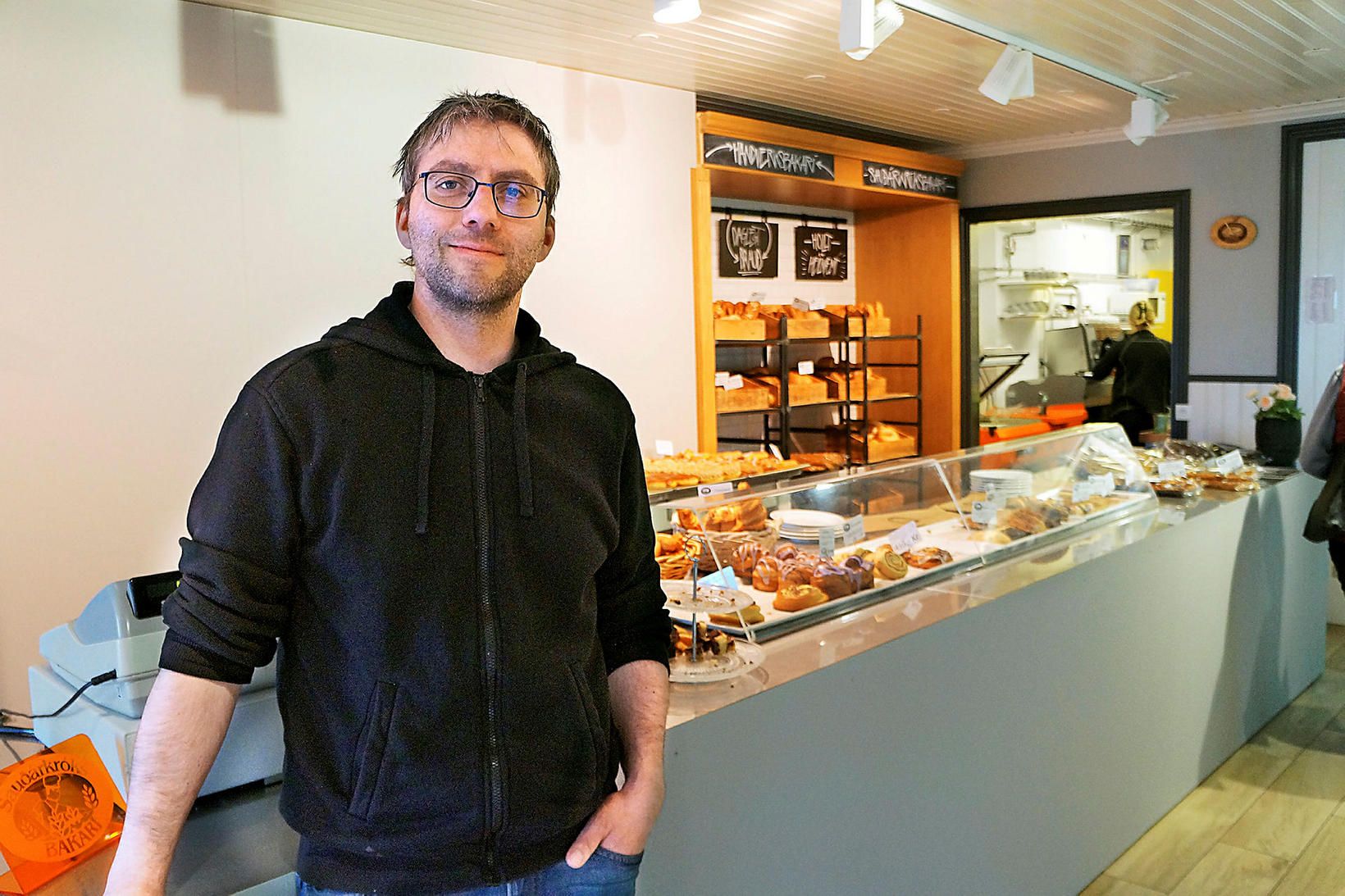 Snorri Stefánsson í afgreiðslu Sauðárkróksbakarís í gær, sem opnað hefur …