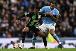Ansu Fati með boltann í leik með Brighton gegn Manchester City.