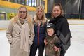 Egilshöll Skautahlaup var í gær og á myndinni eru f.v. Þóra Gunnarsdóttir, Linda Laufdal og María Fortesque með syni sínum á skautasvellinu.