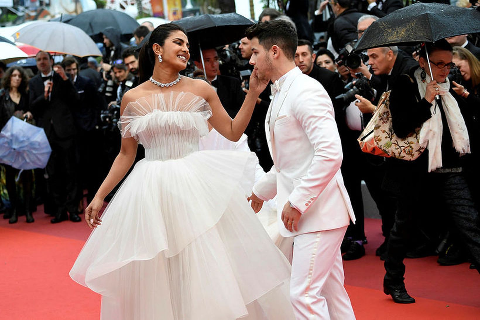 Priyanka Chopra og Nick Jonas eignuðust barn fyrir tímann.