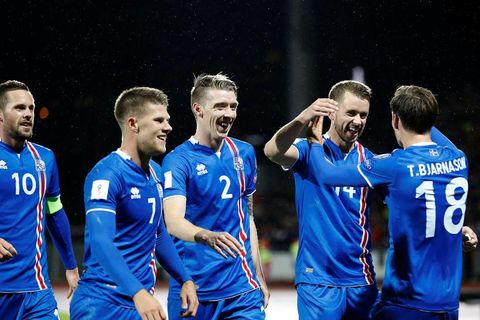 Íslensku landsliðsmennirnir fagna marki gegn Tyrkjum.