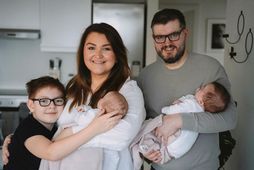 Stóri bróðirinn Arnar Máni er ánægður með systur sínar rétt eins og foreldrarnir Sara og …