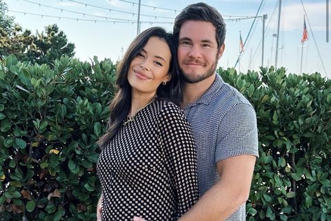 Chloe Bridges og Adam DeVine eiga von á sínu fyrsta barni saman.
