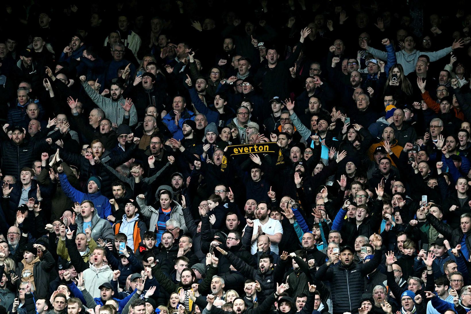 Stuðningsmenn Everton syngja á Goodison Park.