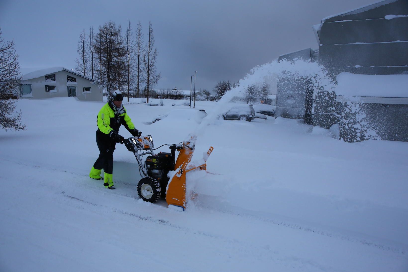 Frá Akureyri. Spáð er snjókomu með köflum á Norður- og …