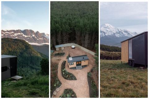 Ótrúlegt landslag umlykur húsin.