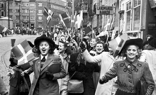 Danir flykktust út á götur Kaupmannahafnar 5. maí 1945 og fögnuðu frelsinu undan hernámi Þjóðverja.