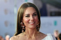 Katrín prinsessa af Wales geislaði með 18 punda eyrnalokka frá Zöru á BAFTA í gær.