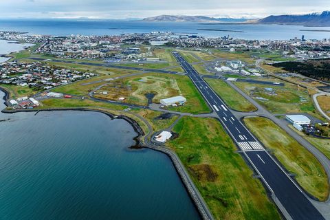 Reykjavíkurflugvöllur hefur löngum verið umdeildur. Er hann ómissandi hluti af miðbæjarímynd Reykjavíkur eða tímaskekkja á …
