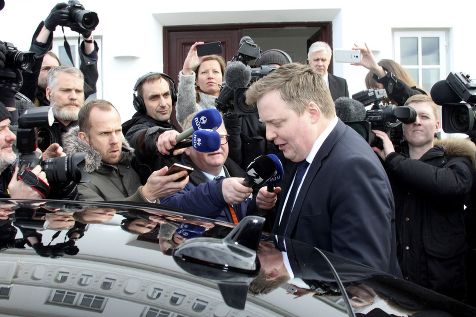 Öll spjót standa á Sigmundi Davíð Gunnlaugssyni á Bessastöðum.