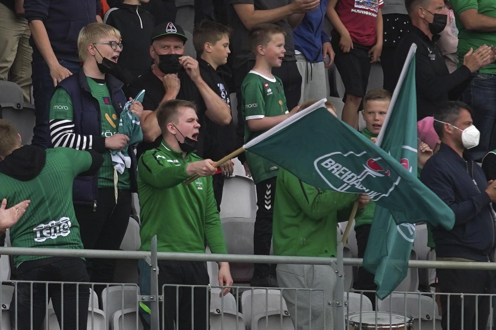 Grímuskylda á íþróttakappleikjum utandyra mun heyra sögunni til á morgun.