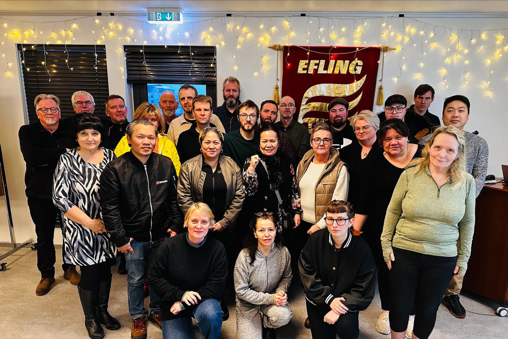 Der Verhandlungsausschuss von Efling posiert nach dem Treffen für ein Fotoshooting...