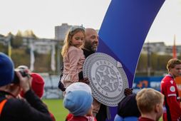 Arnar Bergmann Gunnlaugsson fagnar Íslandsmeistaratitlinum í dag.
