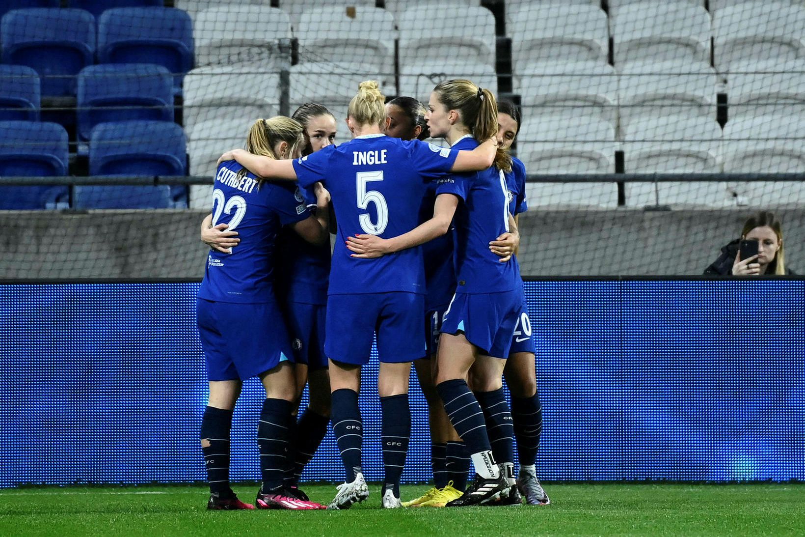 Leikmenn Chelsea fagna sigurmarki Guro Reiten.