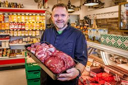 Pétur Alan Guðmundsson kaupmaður í Melabúðinni er ánægður með innmatinn í kjötborðinu og ætlar að …