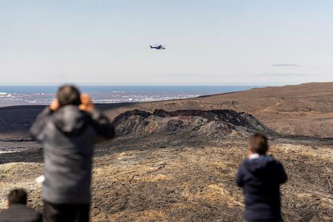 Talið er að kvika safnist fyrir á um sextán kílómetra dýpi undir yfirborði Reykjanesskagans.