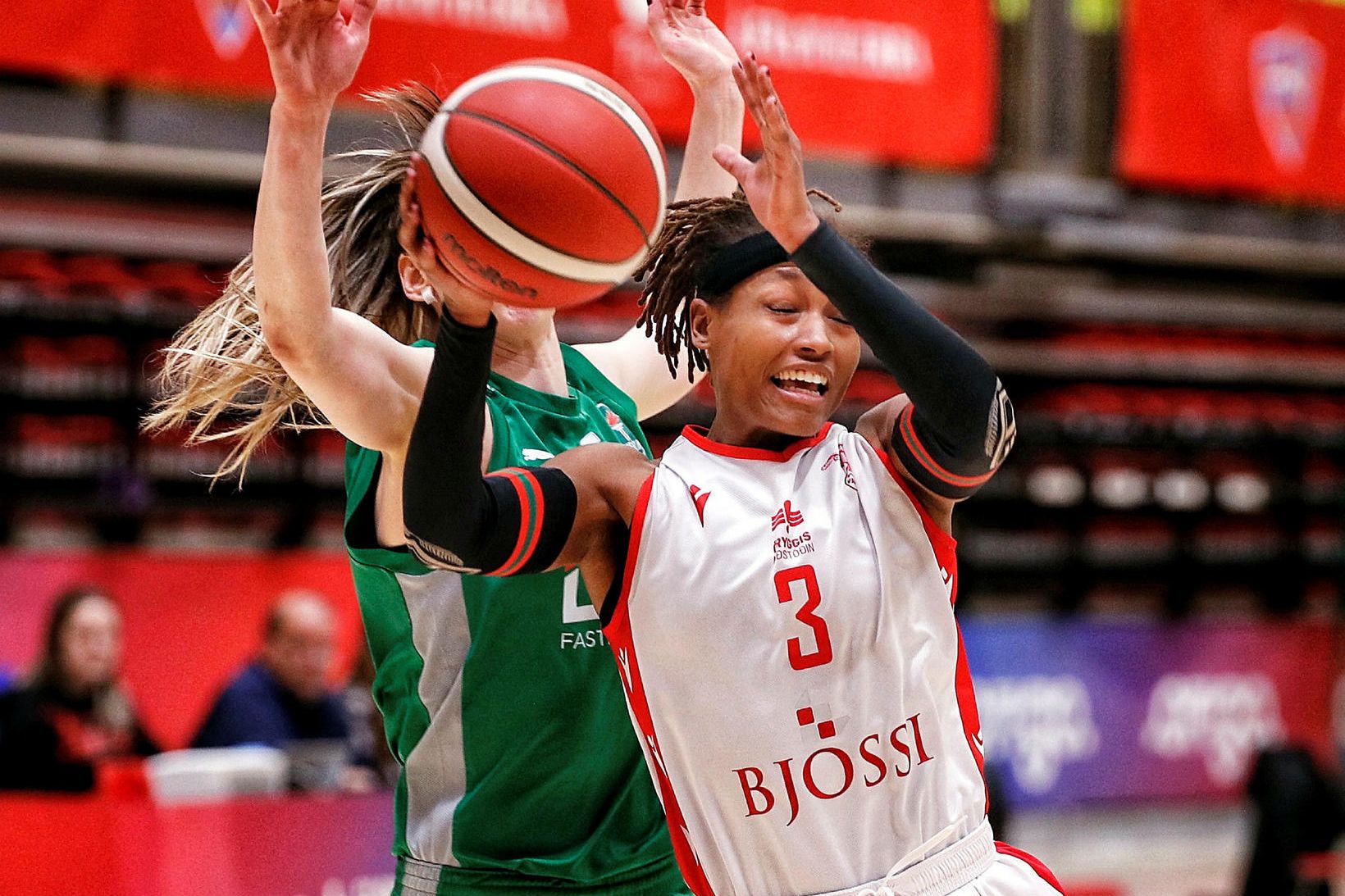 Kiana Johnson, leikmaður Vals, var með tvöfalda tvennu í kvöld.