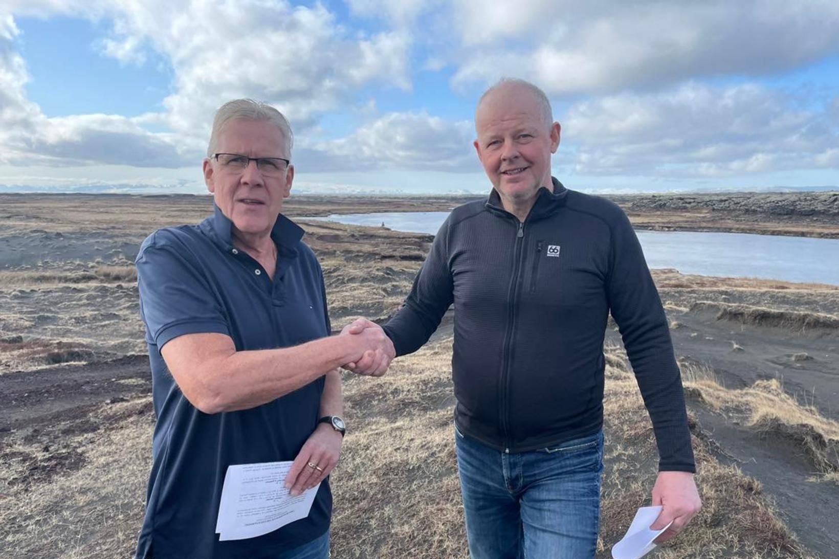 Sigurður Hannesson stjórnarformaður Unubótar og Guðbrandur Magnússon formaður Veiðifélags Eldvatns …