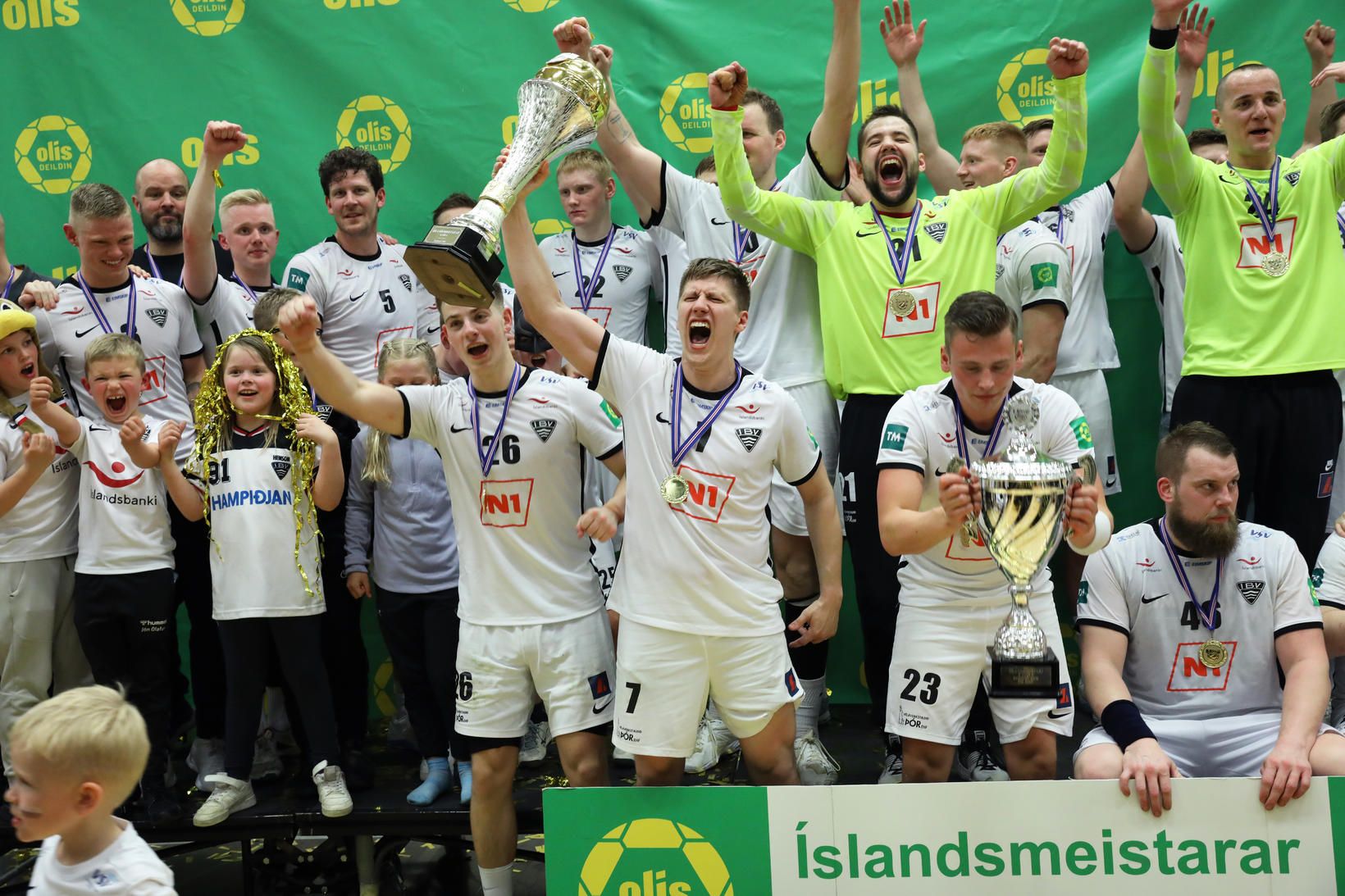 Eyjamenn fagna með bikarinn í leikslok.