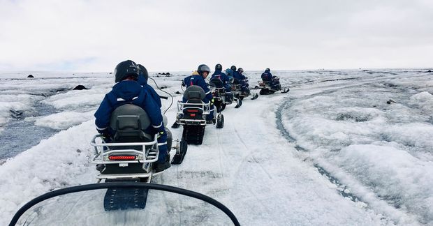 Ekið eftir troðnum og vöktuðum slóðum. Fyllsta öryggis er gætt.