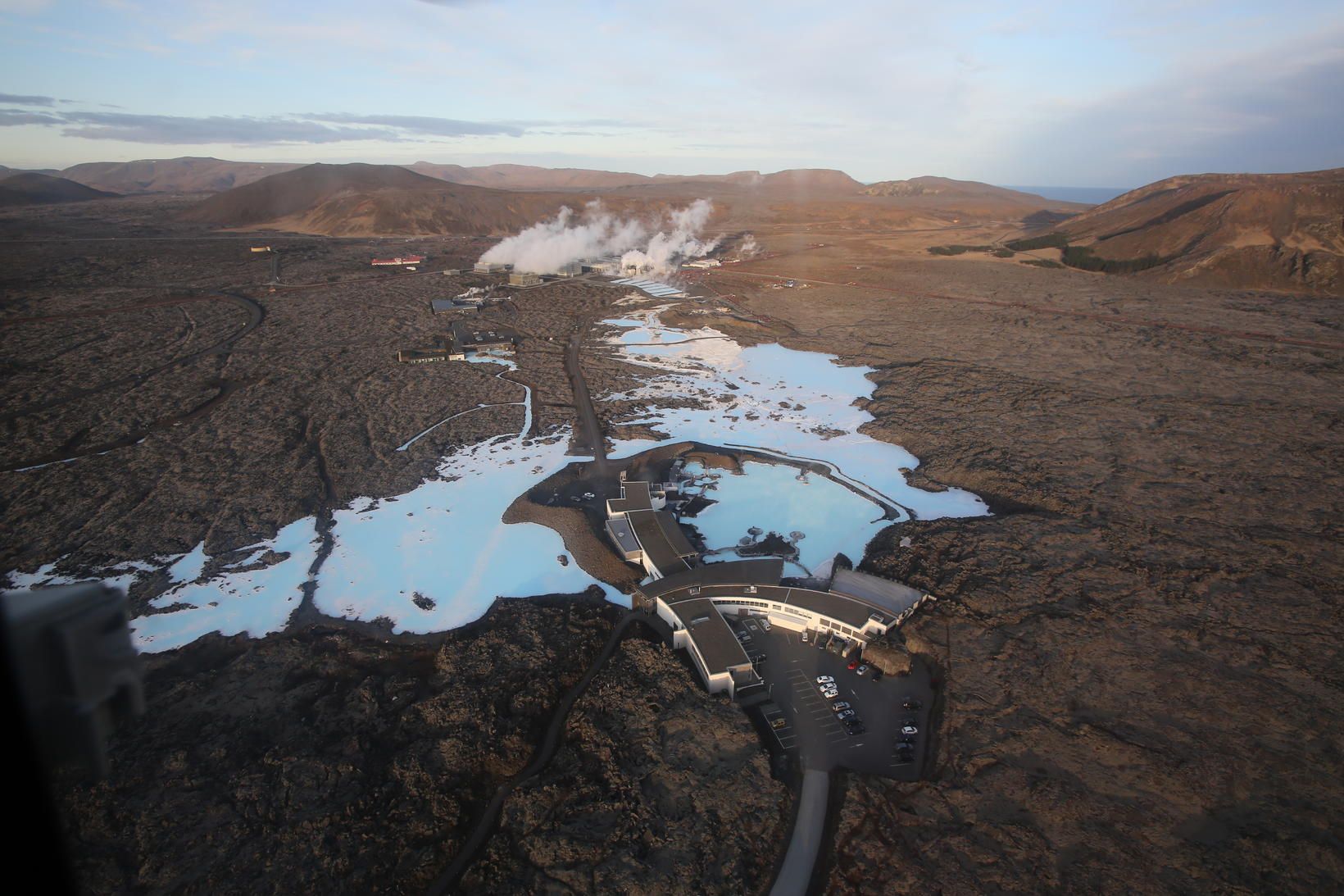 Bláa lónið með fjallið Þorbjörn á hægri hönd. Landris hefur …