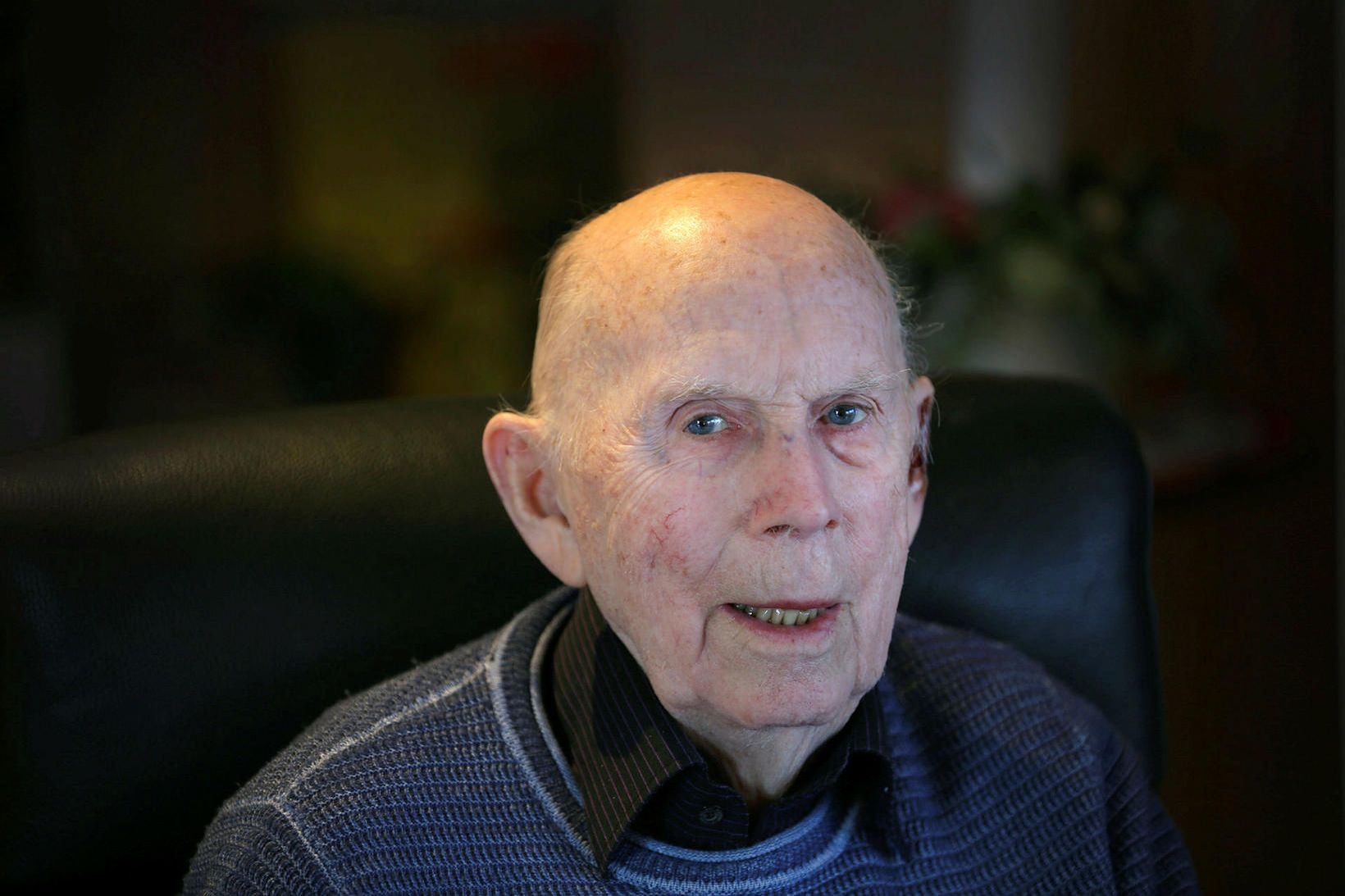 Ásgeir Jóhannesson, fyrrverandi forstjóri, fékk Akureyrarveikina 1948, þá sautján ára …