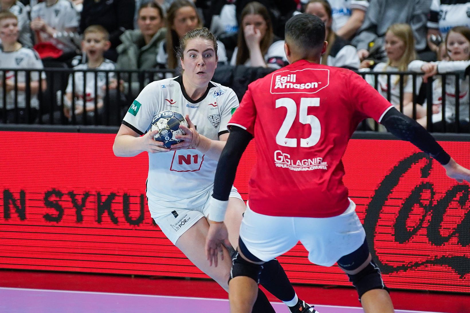 Hrafnhildur Hanna Þrastardóttir dró vagninn fyrir ÍBV og skoraði 12 …