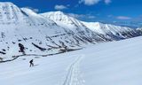 Ekki er vitað hvort að flóðinu hafi verið hleypt af stað af mannavöldum.