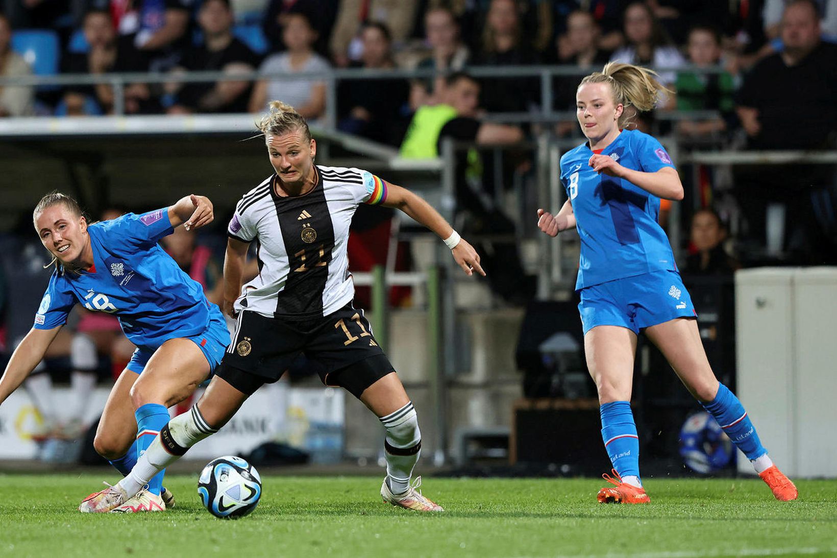 Alexandra Popp í baráttu við Guðrúnu Arnardóttir í leiknum í …