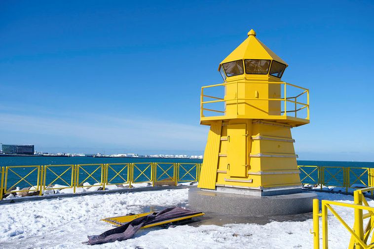 The new lighthouse by Sæbraut is now in place.