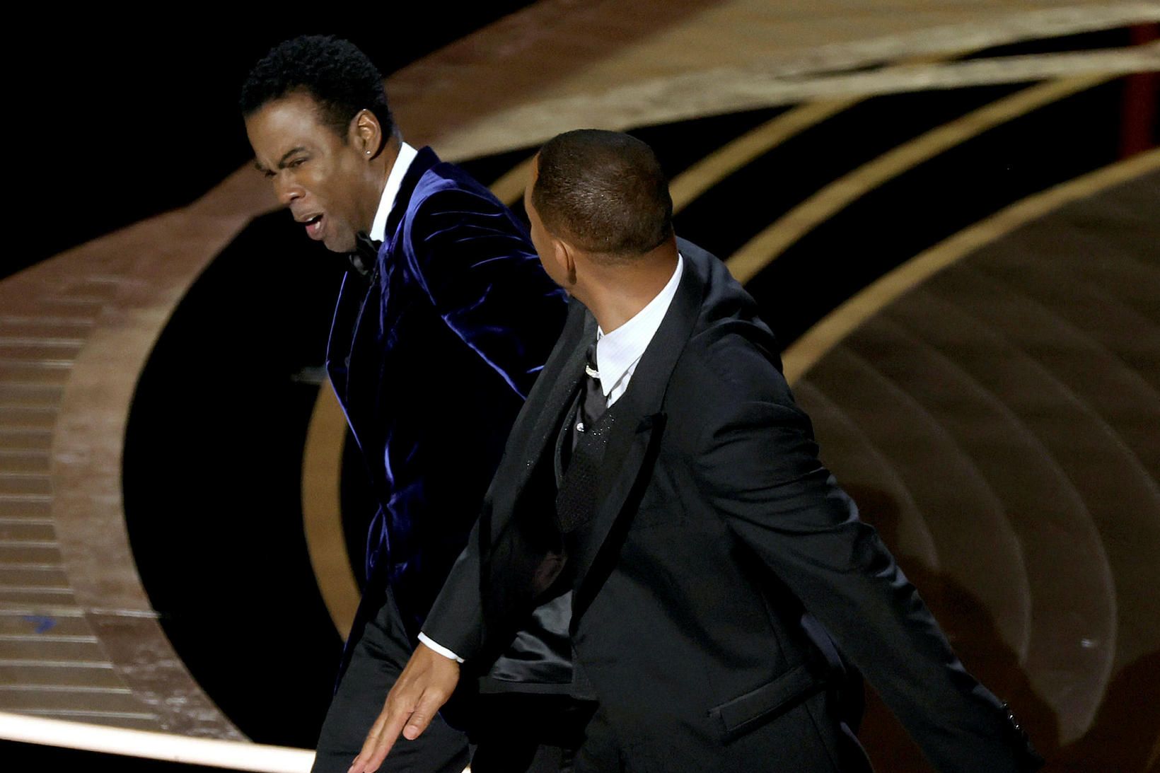 Will Smith slær Chris Rock.