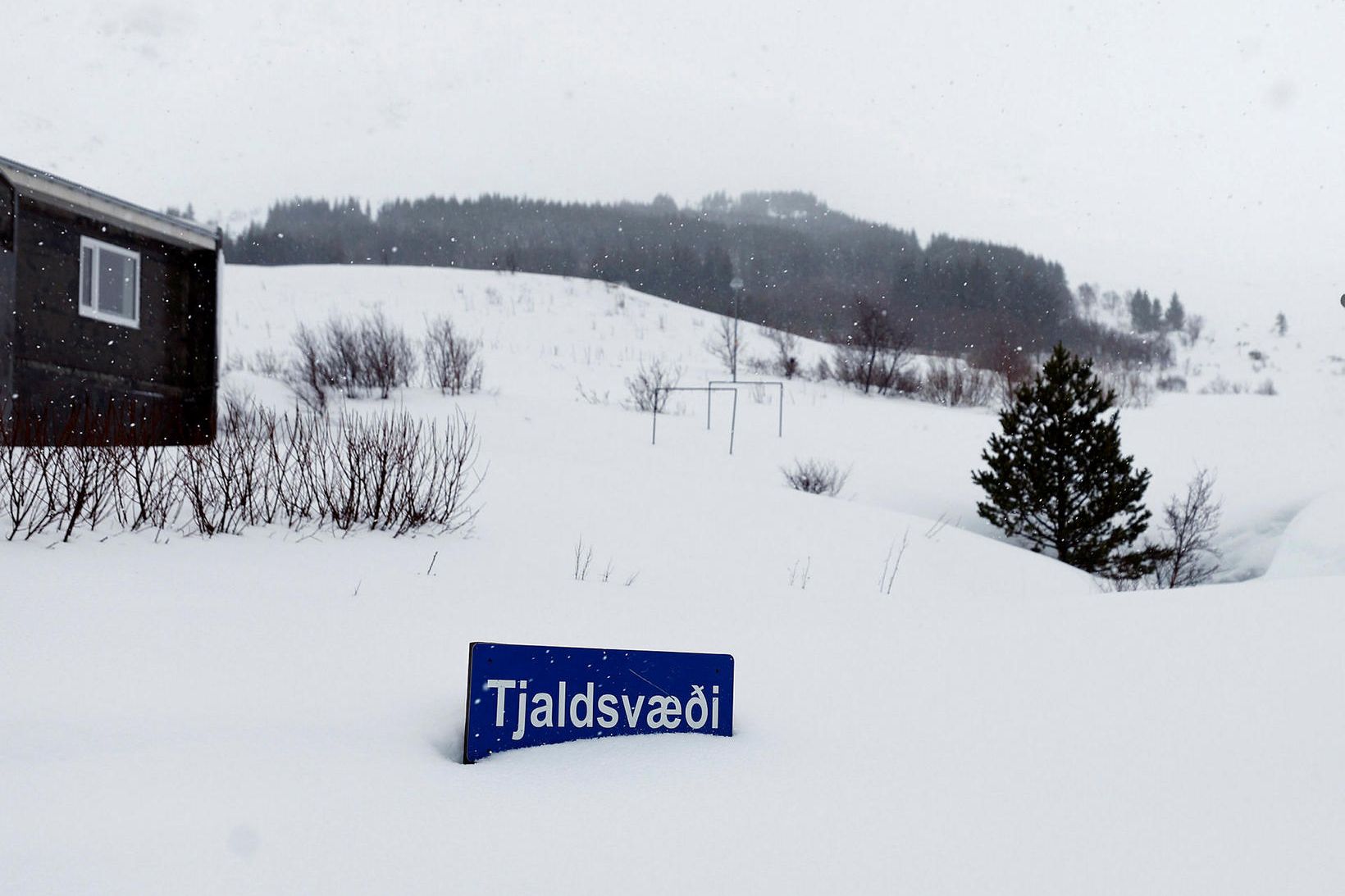 Stórt krapaflóð féll fyrir ofan byggð.