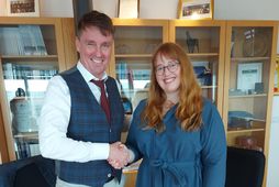 Eýrún Fríða Árnadóttir, formaður bæjarráðs, og Sigurjón Andrésson við undirritun ráðningarsamnings hans.