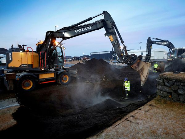 The major fault, which passes through the western part of Grindavík town, is under repair before the road can be repaired.