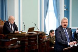 Steingrímur J. Sigfússon greip inn í samfelldar ræður Miðflokksmanna. Í ræðupúlti er Ólafur Ísleifsson.