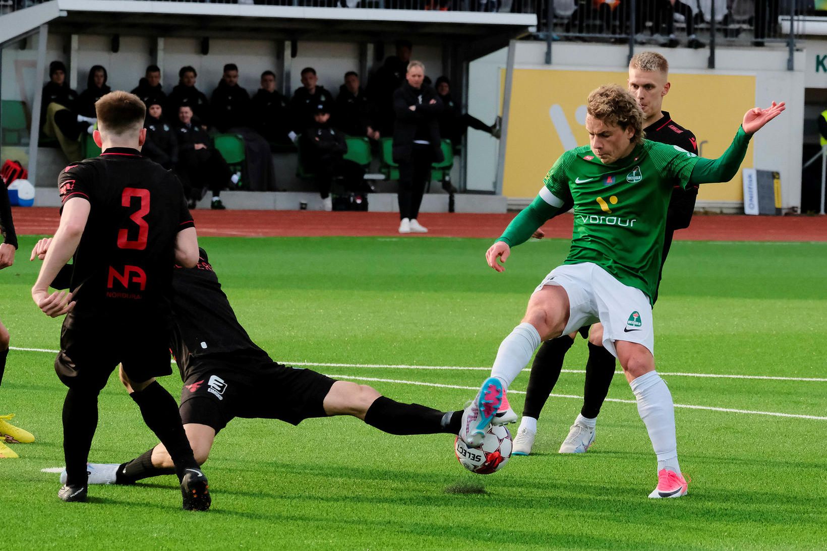 Höskuldur Gunnlaugsson reynir skot að marki Vals en er stöðvaður …